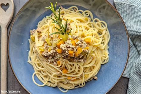 Pasta mit Tomaten Sahne Soße und Speck 30min Rezept