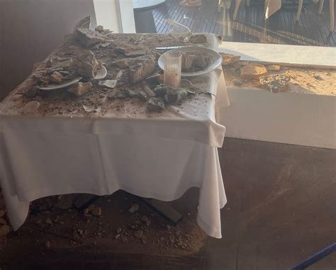 Teto De Restaurante De Luxo Desaba Parcialmente Em Mesa De Turistas Em