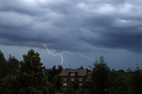 Burze Z Gradem Mo Liwe Na P Nocy I Zachodzie Pogoda W Interia Pl