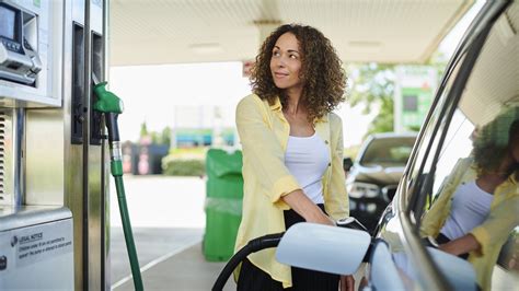 Prix Des Carburants Emmanuel Macron Prolonge Une Aide Quel Est Son