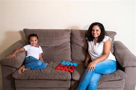 Madre E Hijo Jugando Con La Palabra Amor En El D A De La Madre Foto