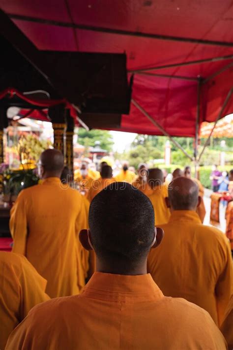 Bandung Indonesia De Enero De Los Monjes De Garrote Anaranjado