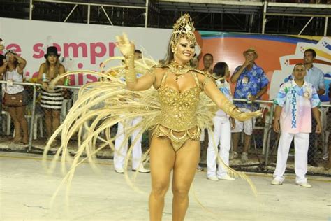 Viviane Ara Jo Mostra Boa Forma Em Desfile No Esp Rito Santo