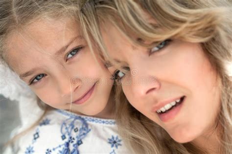 Close Upportret Van Gelukkige Vrolijke Mooie Jonge Moeder Met Haar Weinig Glimlachende Dochter