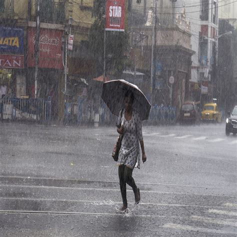 কলকাতা সহ ছয় জেলায় বৃষ্টি বজ্রপাতের শঙ্কা সপ্তাহের প্রথম কাজের দিনই