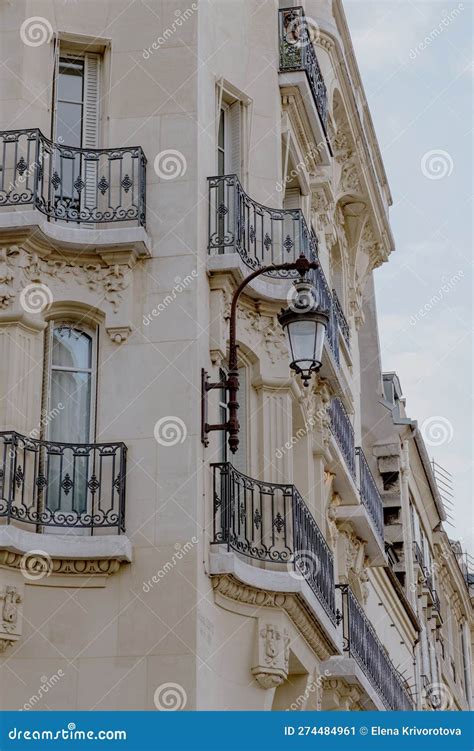 Exterior De Un Antiguo Edificio Residencial De Color Beige Con Ventanas