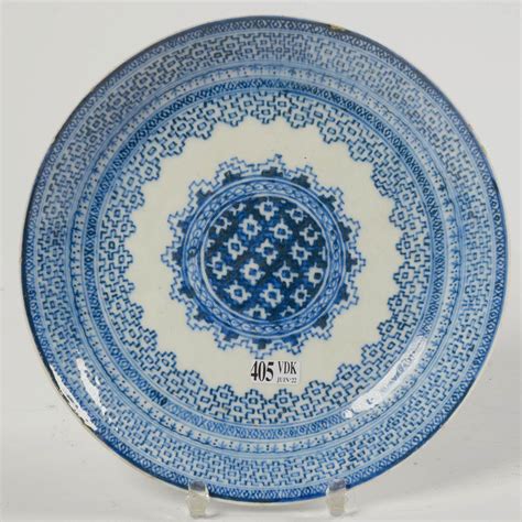 Bid Now UNE ASSIETTE CREUSE EN PORCELAINE BLEUE ET BLANCHE À DÉCOR