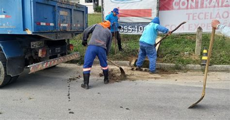 Secretaria de Obras de Brusque realiza mutirão de limpeza de bocas de lobo