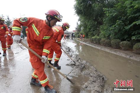 江苏消防官兵驰援寿光灾区进行道路清淤孟德龙