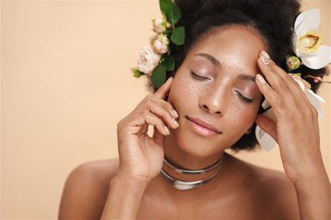 Retrato De Joven Mujer Afroamericana Pecosa Semidesnuda Con Flores En