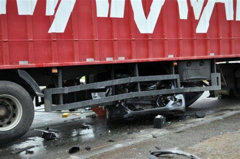 Carro Entra Embaixo De Carreta E Motorista Morre Em Ca Ador