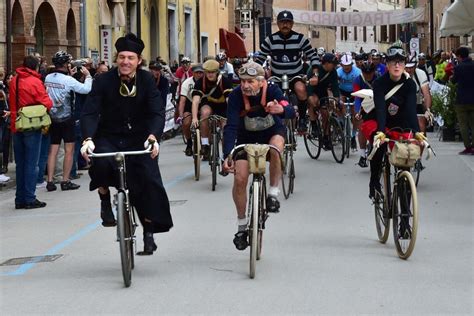 Eroica Torna Il Ciclismo D Epoca Sulle Strade Del Chianti E Valdorcia