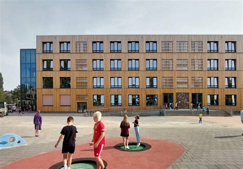 Schulerweiterung In Neuruppin Von Ckrs Plattenbau Im Holzgewand