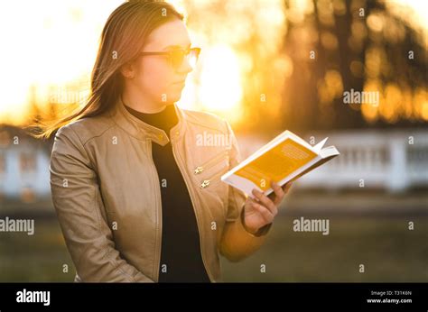 Person reading book outside hi-res stock photography and images - Alamy