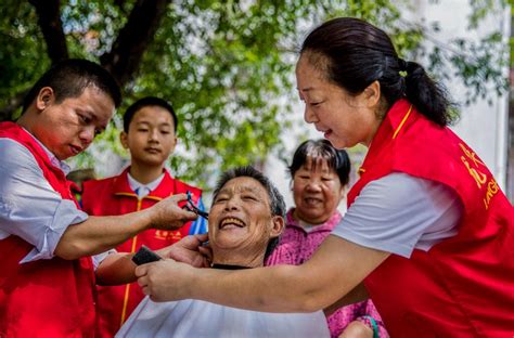 为她点赞！龙华这位志愿者入围4月“中国好人榜”候选人深圳新闻网