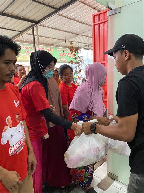 Sahabat Muda Ganjar Mahfud Sultra Gelar Program Tebus Murah Sembako Di