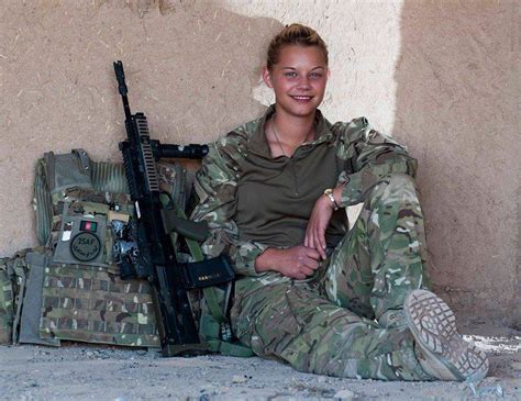 A British Army combat Medic during her deployment in Afghanistan ...