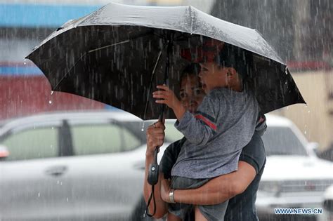 People Brave Strong Winds Heavy Rain In Quezon City Xinhua English