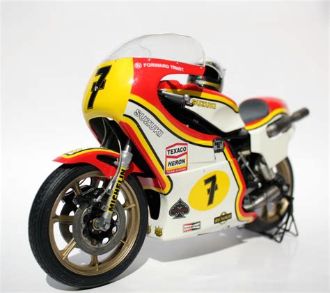 Revell 1 12 Suzuki RG 500 77 Barry Sheene Ready For Inspection