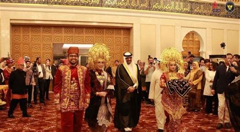 Tim Kesenian Minang Tampil Memukau Di Kuwait Pakaian Adat Minangkabau