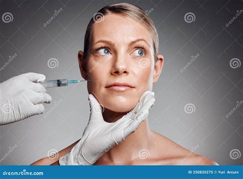 Belle Femme Mature Recevant Une Injection De Botox En Studio Sur Fond
