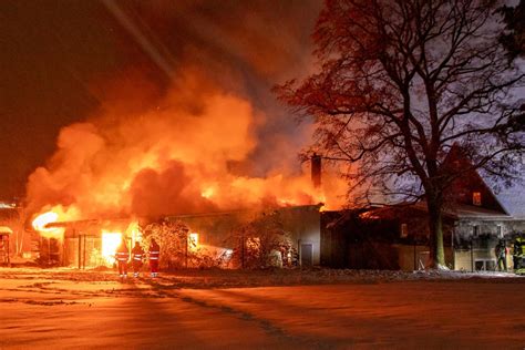 Großbrand im Erzgebirge Scheune in Leukersdorf geht in Flammen auf