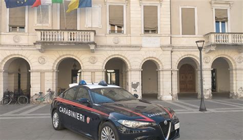 Ferrara Maltratta L Anziana Madre E Lancia Oggetti Ai Carabinieri