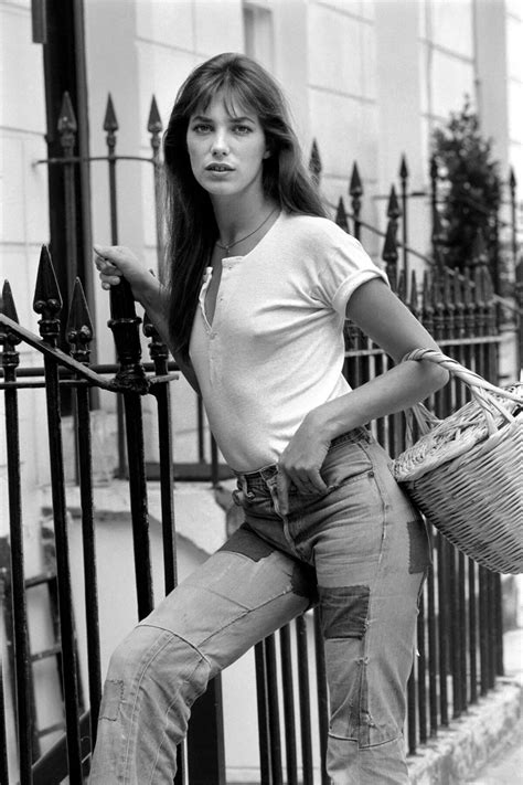 Foto Jane Birkin E Seu Estilo Atemporal Jeans Camiseta Straw Bag