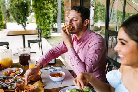 Joven Latino Comiendo Comida Mexicana En Una Terraza De Restaurante En M Xico Am Rica Latina