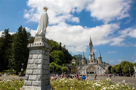 ZARÁNDOKLAT VIA SACRA Lourdes i zarándoklat repülővel