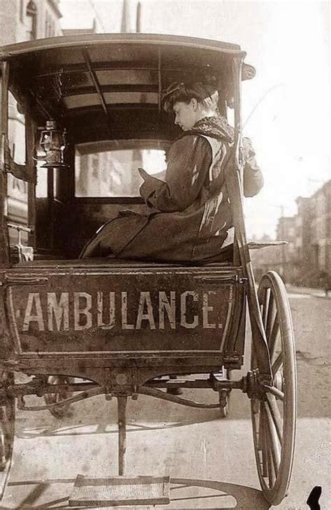 37 Historical Photos That Show Early Ambulances Over 100 Years Ago