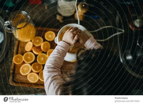 Kind Macht Orangensaft Zu Hause Ein Lizenzfreies Stock Foto Von Photocase