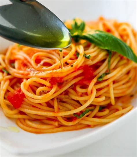 Scarpettas Spaghetti Recipe Fresh Tomato Sauce And Garlic Basil Oil