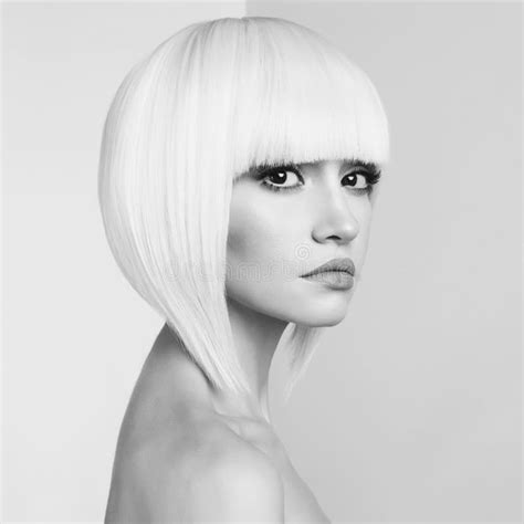 Belle Blonde De Mode Avec La Coupe De Cheveux Courte Image Stock Image Du Mignon Fuselage