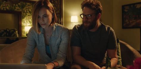 Charlize Theron e Seth Rogen formam casal improvável em trailer de