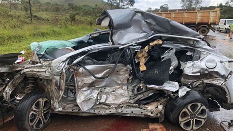 Acidente entre carreta e três carros deixa dois óbitos na BR 040 em