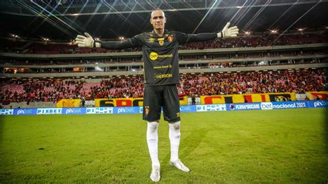 Sport encaminha saída do goleiro Renan para o Santos