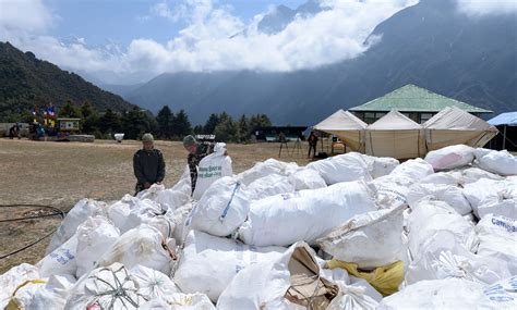 Recolectan 10 Toneladas De Basura En El Monte Everest