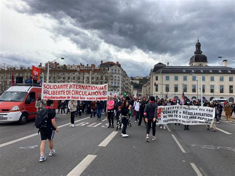 Lyon Quelques Centaines De Personnes Manifestent Contre La Loi