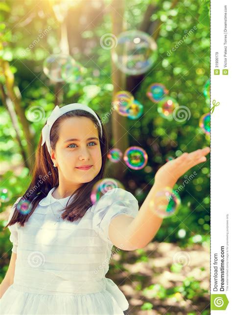 Portrait D Une Petite Fille Dans Son Premier Jour De Communion Image