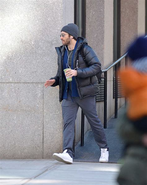 Jake Gyllenhaal In A Gray Knit Hat Was Spotted In New York City Celeb Donut