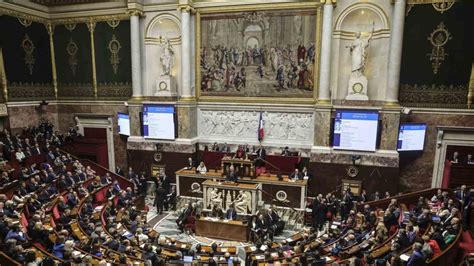 Fransada François Bayrou hükümetine karşı verilen güvenoyu önergesi