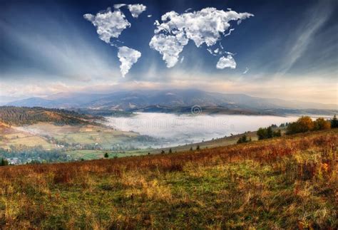 Nuages Sous Forme De Carte Du Monde à Travers Les Montagnes Aube D