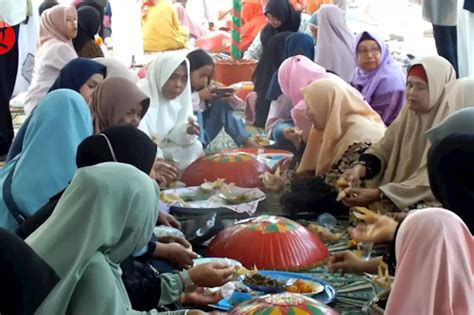 Mengikuti Tradisi Nganggung Warga Kampung Meleset Saat Maulid Nabi