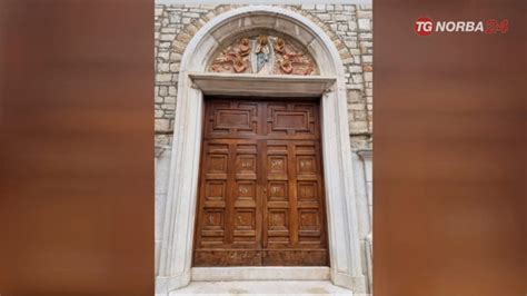 Ignoti Hanno Imbrattato Il Portone Della Chiesa Della Santissima