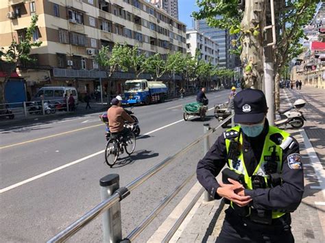 女子持水果刀朝市民挥舞，民警挺身而出将其制服：“要捅先捅我！” 新闻晨报