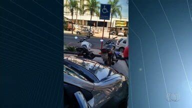 Bom Dia GO Motoristas são flagrados estacionados sobre faixas de