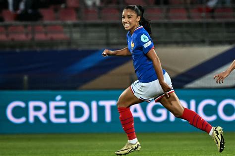 Foot Bleues Avec Son Bijou Karchaoui Brille Juste Avant Les Jo