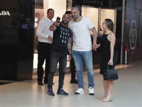 Adriano Imperador Atende Fãs Durante Passeio Em Shopping Com A Namorada