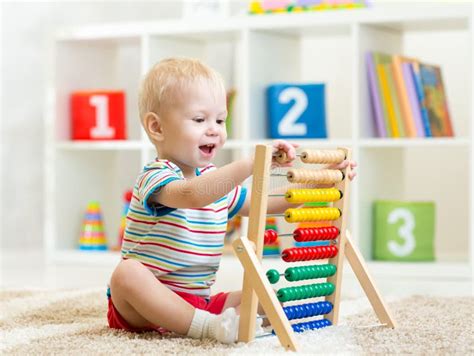 Cuarto De Niños Con Los Juguetes Y Las Bolas Coloridos Imagen De